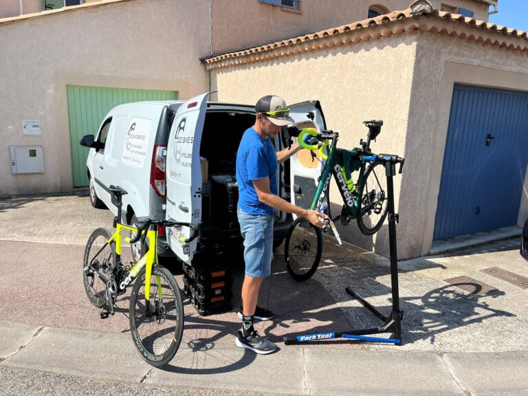 Mécanicien vélo Doc Bike Service faisant de la réparation vélos à Aix-en-Provence