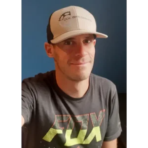 Selfie de Kevin Quillon, fondateur de Doc Bike Service, pour la page qui-suis-je ? et pour le formulaire de contact.
